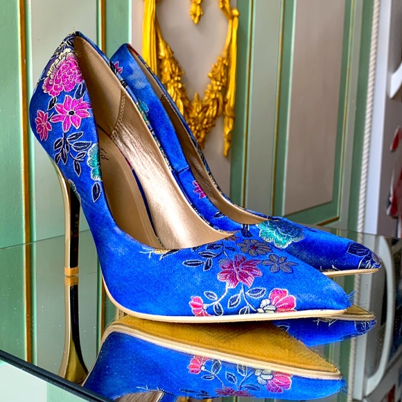 “ Not just a pump” size 6.5-7 gold hills - Picture 1 of 8